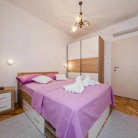 Stone House * Kastela