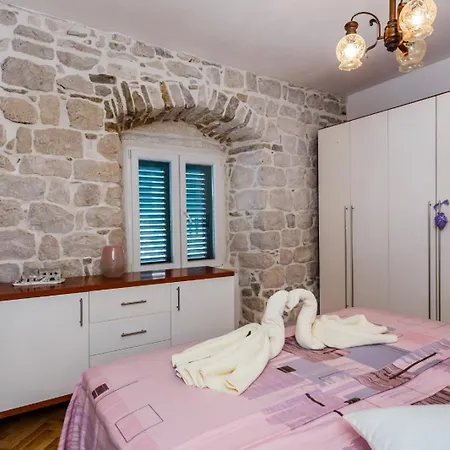 Stone House * Kastela