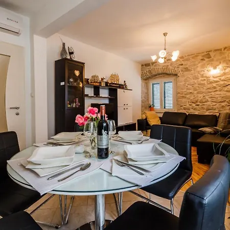 Vikendica Stone House *