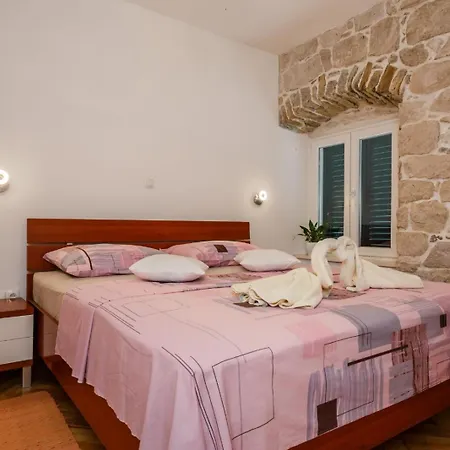 Stone House * Kastela