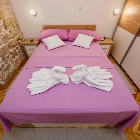 Stone House * Kastela