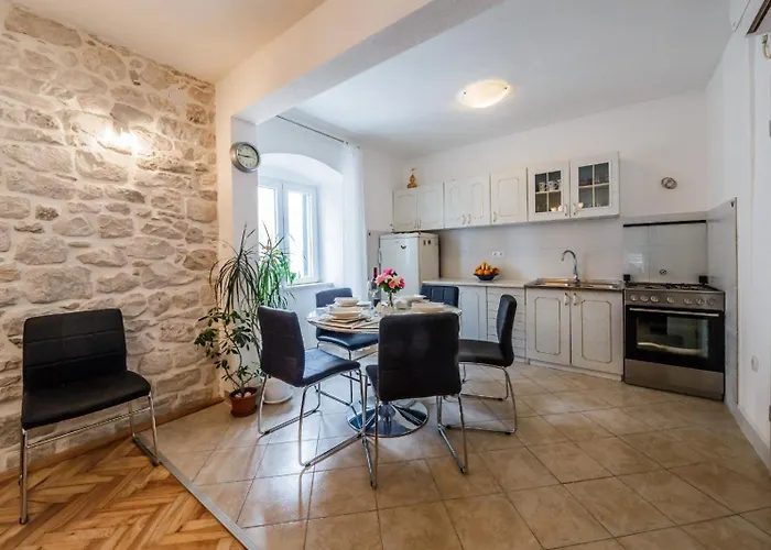 Stone House Semesterbostad *