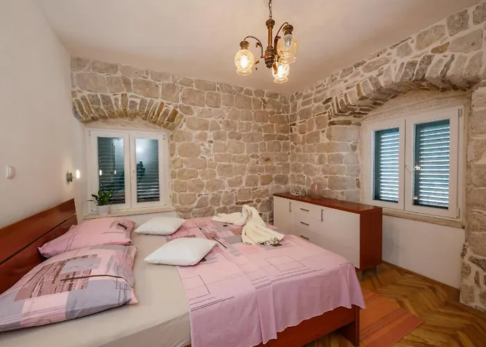Semesterbostad Stone House *